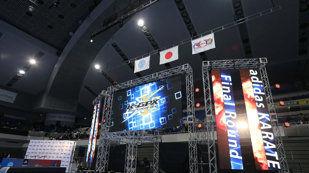 全国決勝大会のステージ。K-GPX ロゴの大型LEDと adidas KARATE GRAND PRIX / Final Round の柱型LED