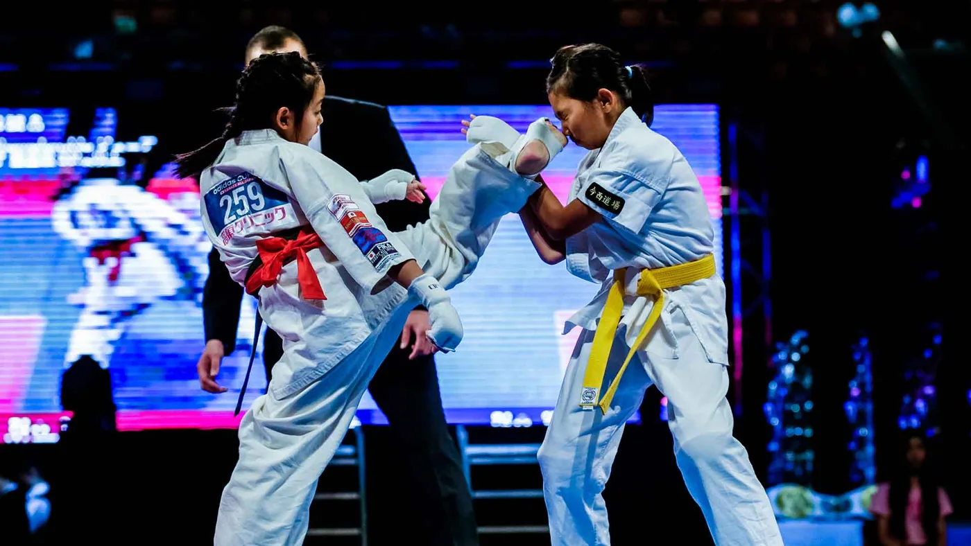 全国大会で組手を行うジュニアの選手2名。adidas cup KARATE ALL JAPAN 2019