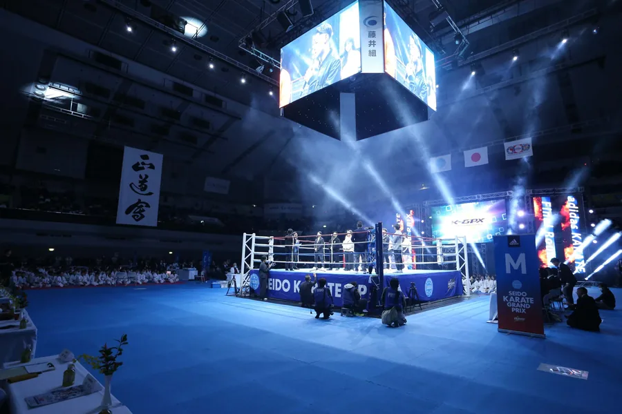 全国決勝大会の会場。リングと天井の4面LED、正道会の幕