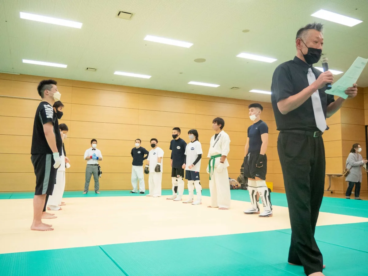 競技会場で進行する運営者と選手。2022年函館武術祭
